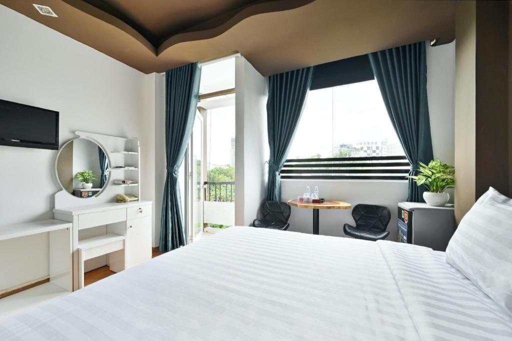 The Noble Swan Wood Park Hotel Хошимин Екстериор снимка